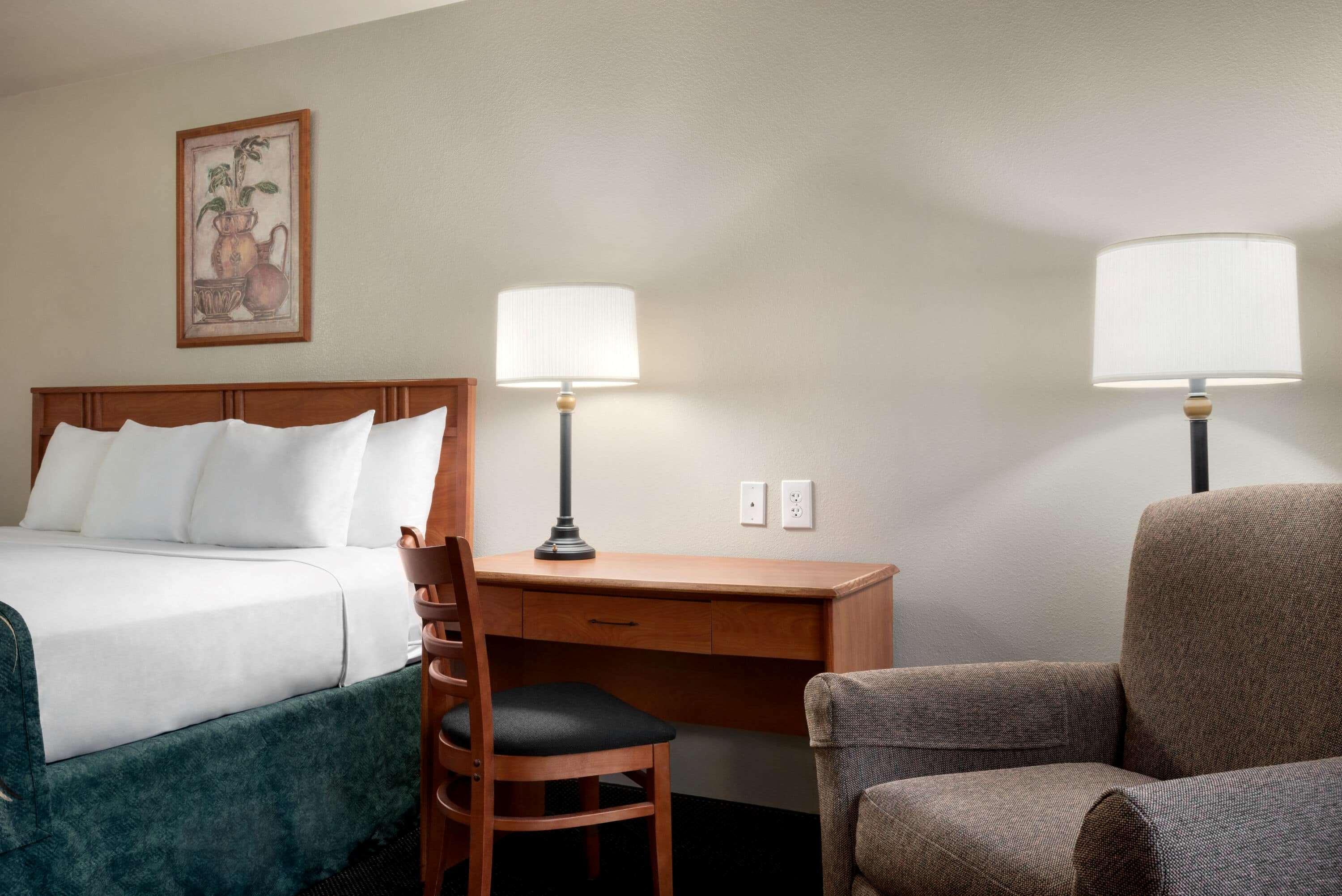 Travelodge By Wyndham Clinton Valley West Court Экстерьер фото