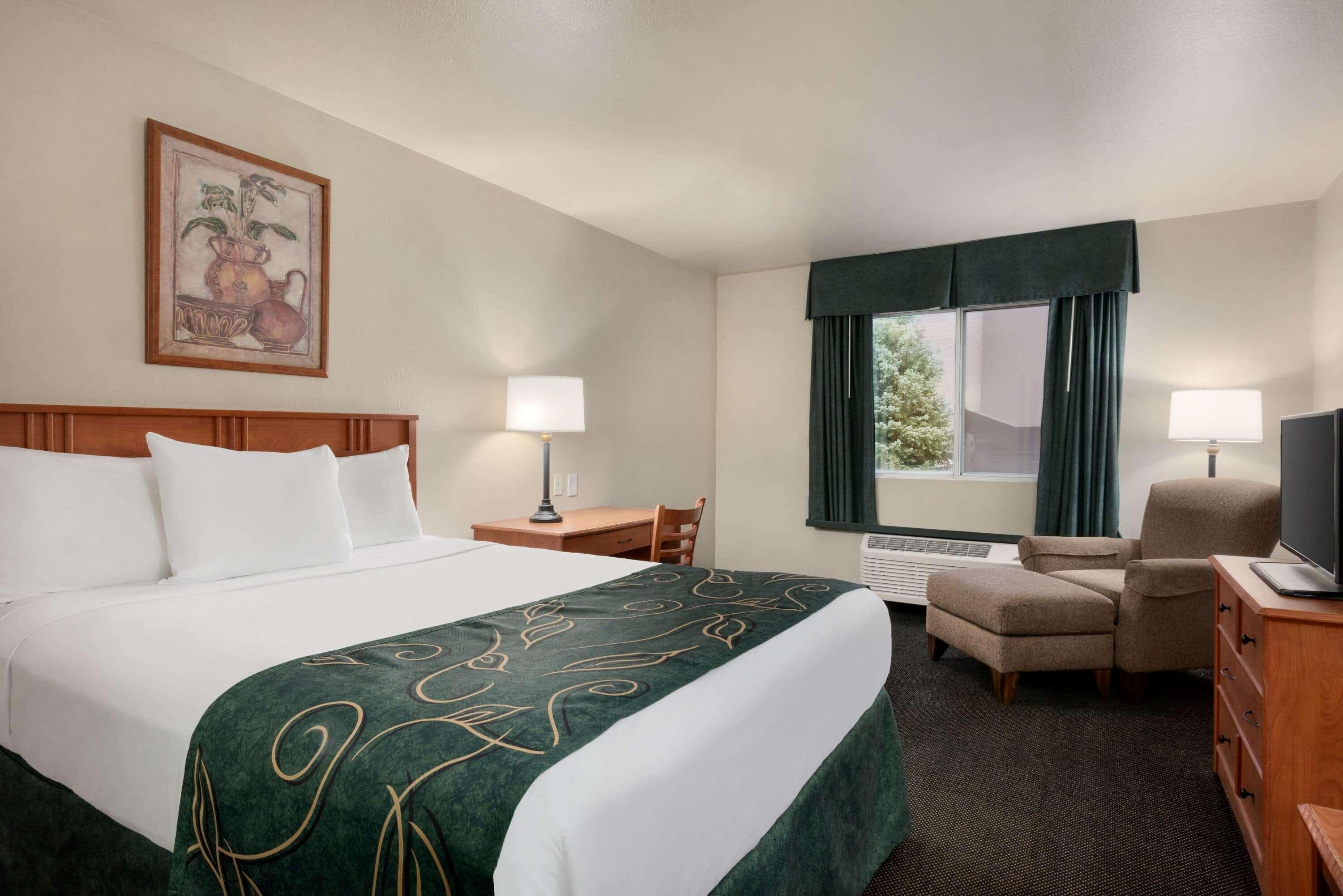 Travelodge By Wyndham Clinton Valley West Court Экстерьер фото
