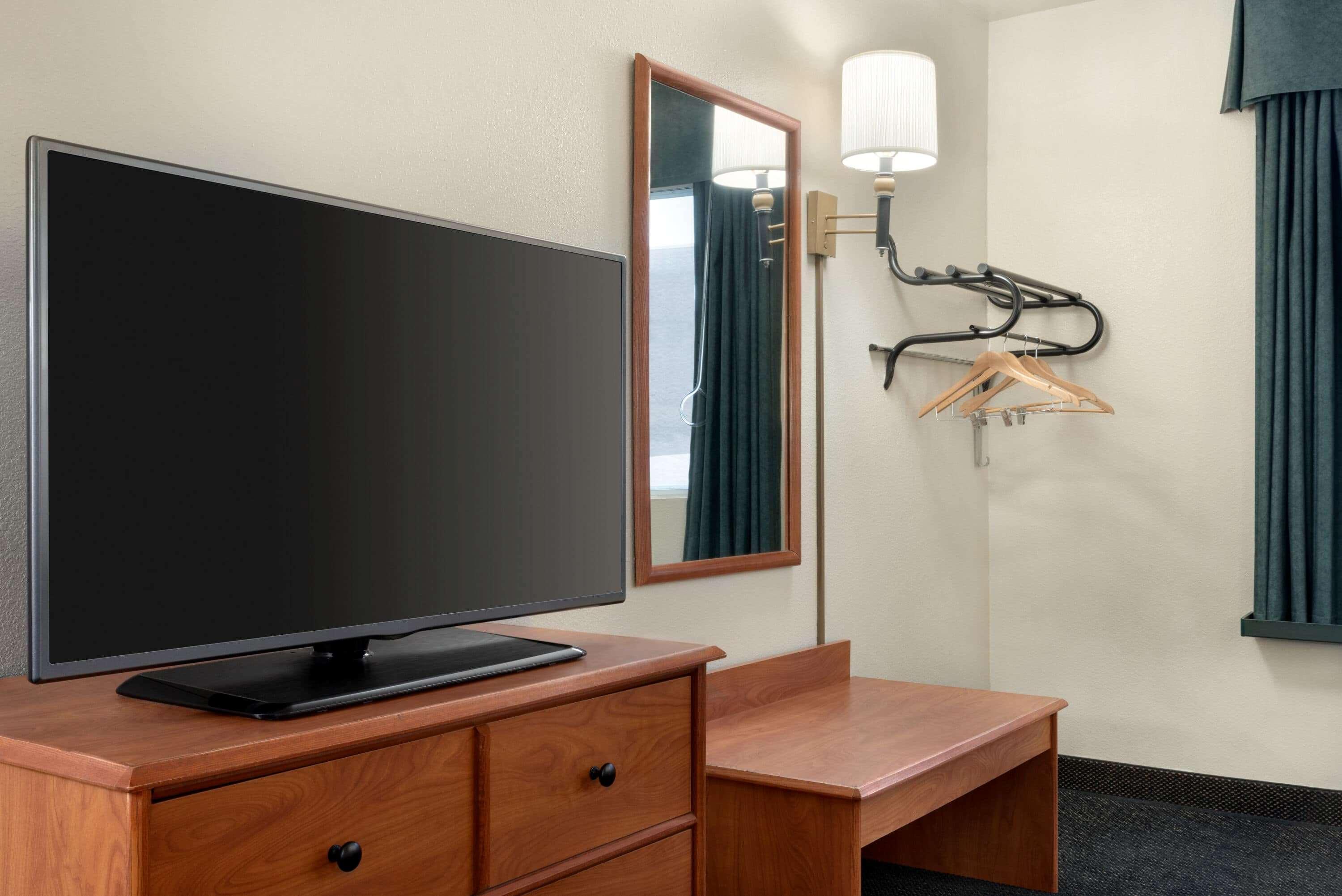 Travelodge By Wyndham Clinton Valley West Court Экстерьер фото