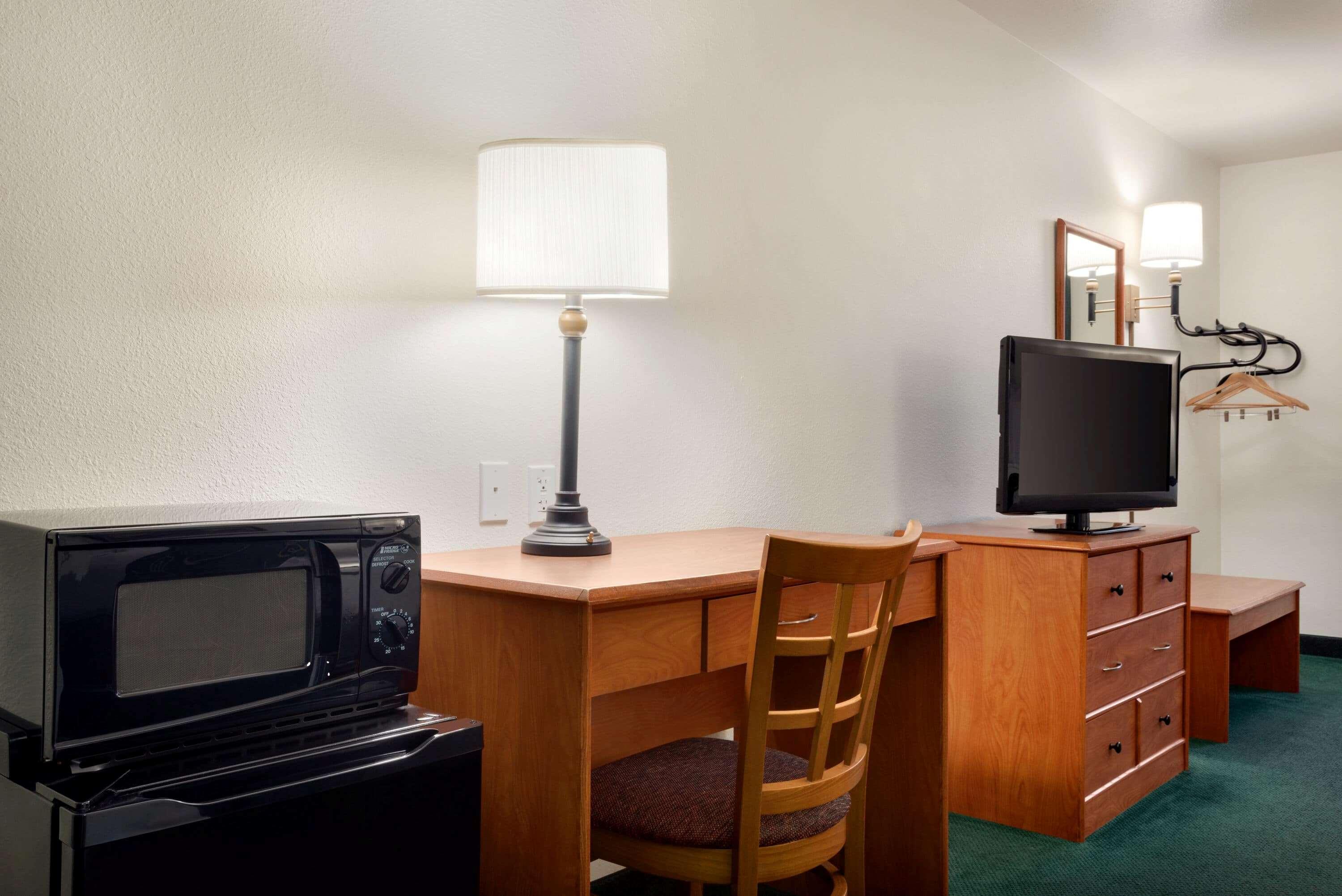 Travelodge By Wyndham Clinton Valley West Court Экстерьер фото