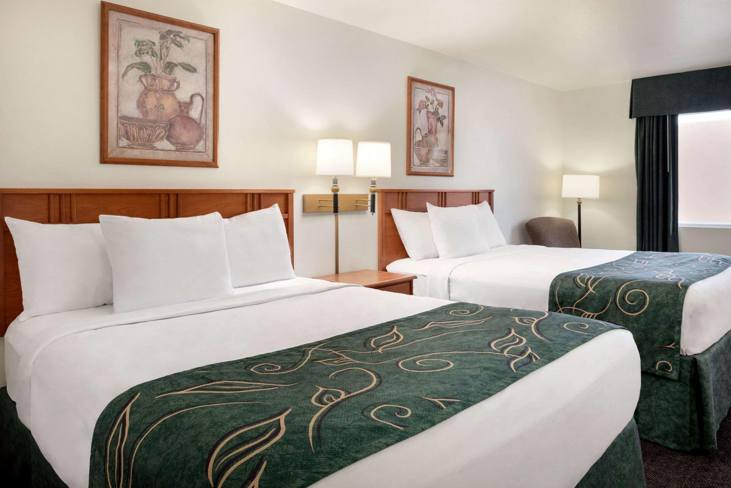 Travelodge By Wyndham Clinton Valley West Court Экстерьер фото