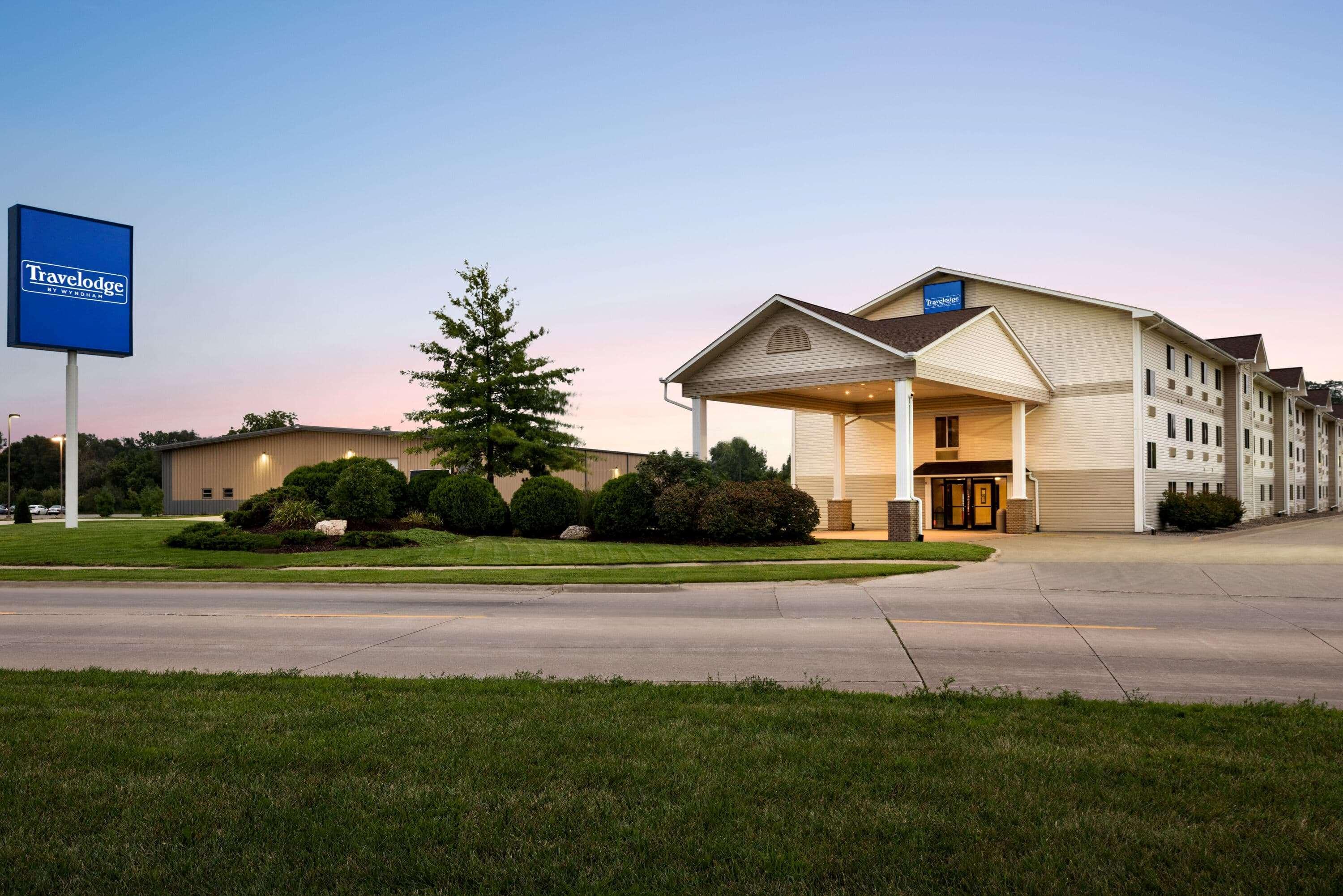 Travelodge By Wyndham Clinton Valley West Court Экстерьер фото