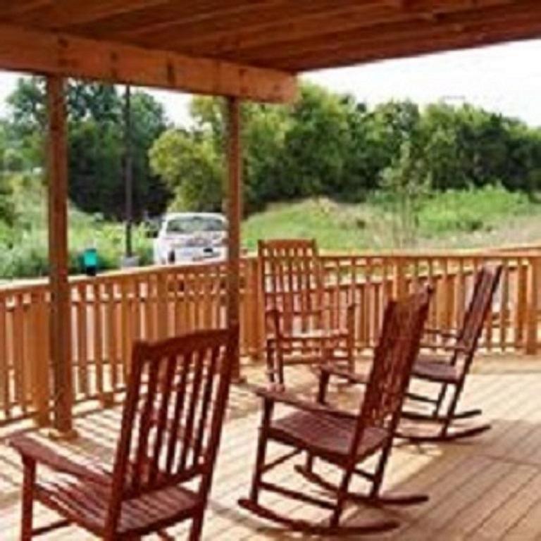 Travelodge By Wyndham Clinton Valley West Court Экстерьер фото