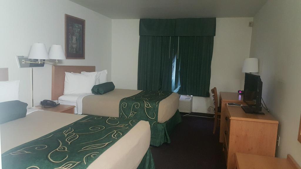 Travelodge By Wyndham Clinton Valley West Court Экстерьер фото