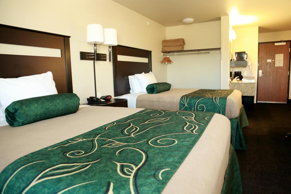 Travelodge By Wyndham Clinton Valley West Court Экстерьер фото