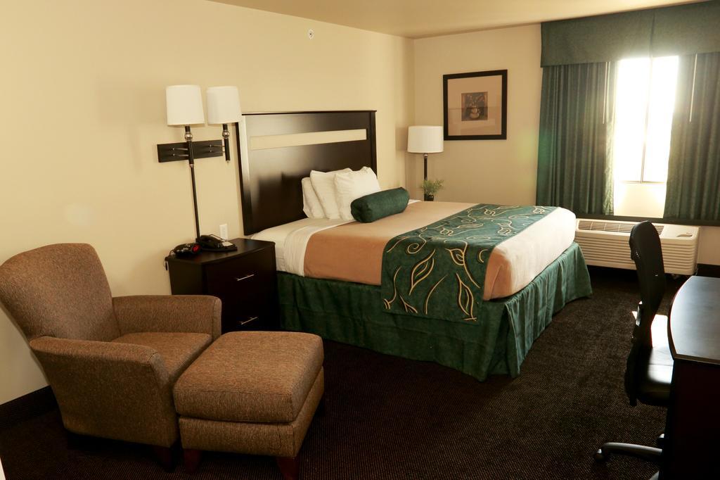 Travelodge By Wyndham Clinton Valley West Court Экстерьер фото